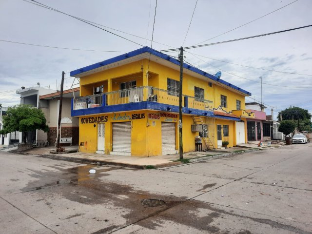 Casa en esquina con local comercial